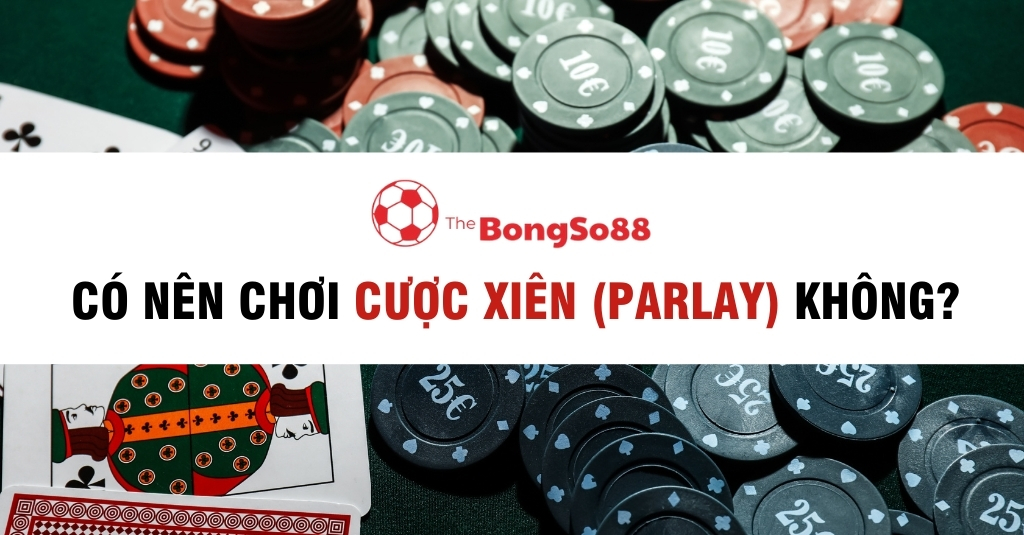 Câu hỏi "Có nên chơi cược xiên (parlay) không?" được đặt giữa hai hình ảnh cận cảnh các chồng phỉnh casino và lá bài trên bàn cược.
