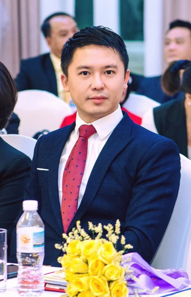 Chân dung chuyên gia Trần Văn Hoàng Nam, nhà sáng lập Thebongso88, với 20 năm kinh nghiệm trong ngành cá cược và tài chính định lượng.