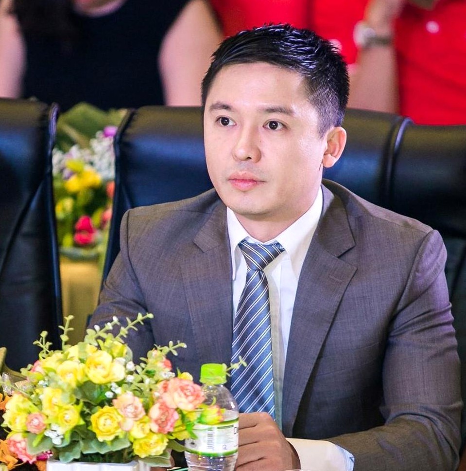 Chuyên gia Trần Văn Hoàng Nam đang chia sẻ kiến thức về cá cược an toàn và có trách nhiệm tại một buổi thảo luận.