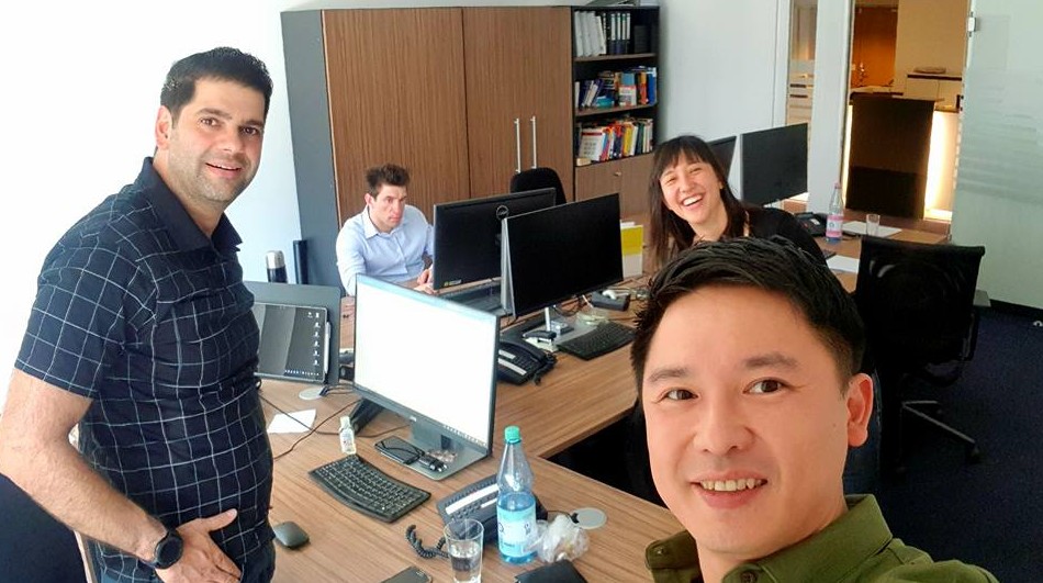 Tập thể đội ngũ chuyên gia, biên tập viên và kỹ thuật của Thebongso88 cùng CEO Trần Văn Hoàng Nam.