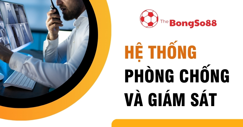 Nhân viên an ninh đang giám sát hệ thống camera và sử dụng bộ đàm trong phòng điều khiển trung tâm.