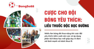 Banner cảnh báo rủi ro khi cược cho đội bóng yêu thích, với dòng chữ "Liều thuốc độc bọc đường" và hình ảnh cảm xúc của fan.