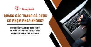 Bàn tay đeo găng gõ laptop bên cạnh câu hỏi "Quảng cáo trang cá cược có phạm pháp không?".
