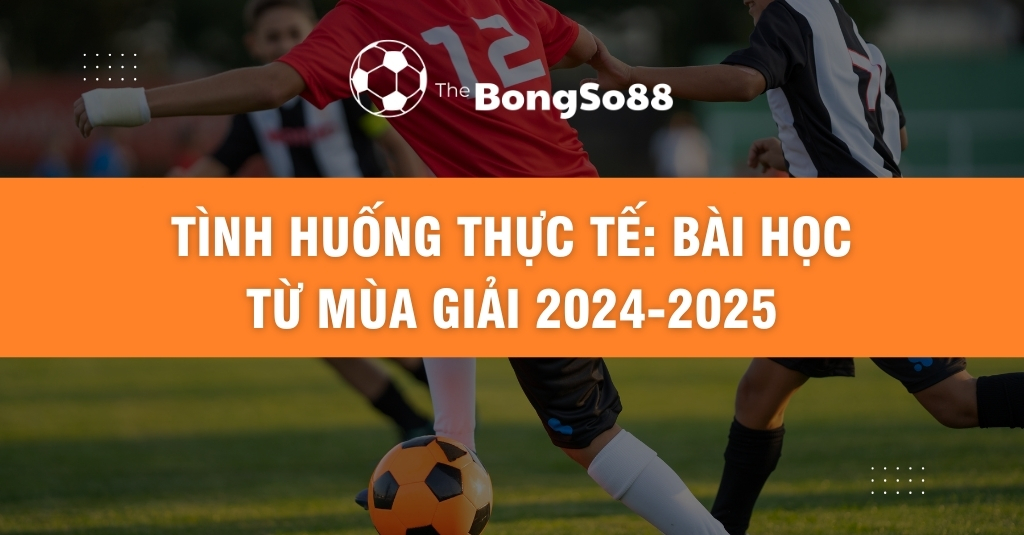 Các cầu thủ trẻ tranh bóng quyết liệt trên sân cỏ với dòng chữ "Tình huống thực tế: Bài học từ mùa giải 2024-2025".