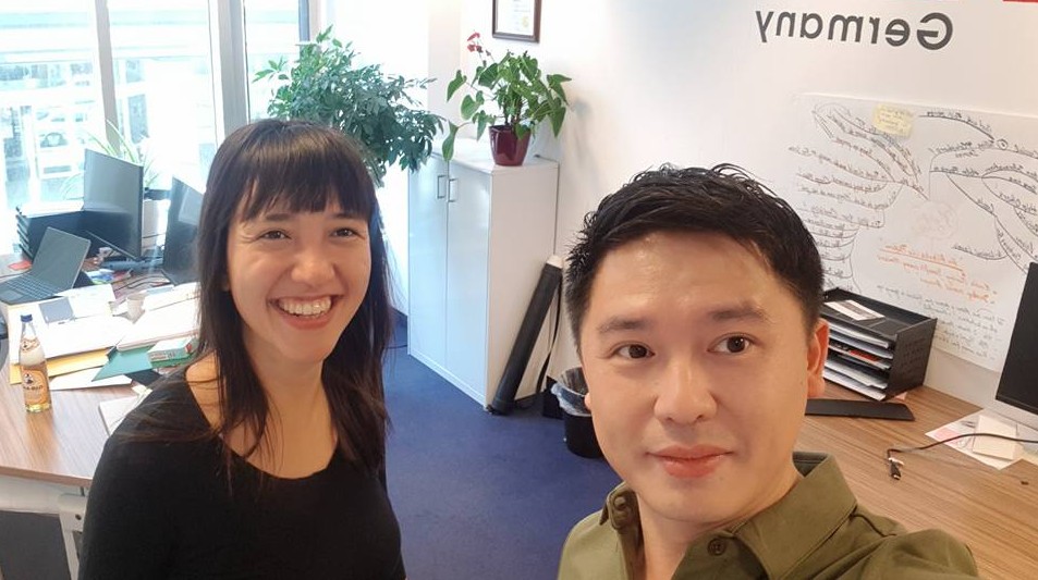Chuyên gia Trần Văn Hoàng Nam đang nghỉ giải lao trong buổi hướng dẫn một thành viên đội ngũ Thebongso88 cách phân tích biểu đồ biến động kèo bằng Python.