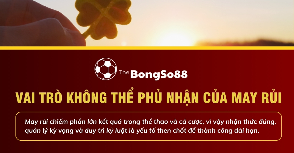 Bàn tay cầm cỏ bốn lá trước hoàng hôn, với tiêu đề "Vai trò không thể phủ nhận của may rủi" trong thể thao và cá cược.