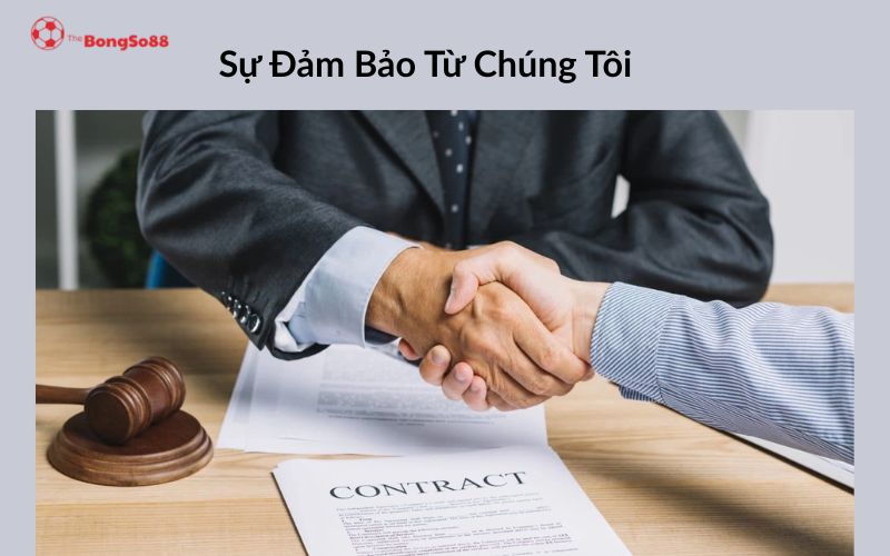 Hai người bắt tay sau khi ký hợp đồng với dòng chữ "Sự Đảm Bảo Từ Chúng Tôi" và búa thẩm phán trên bàn.