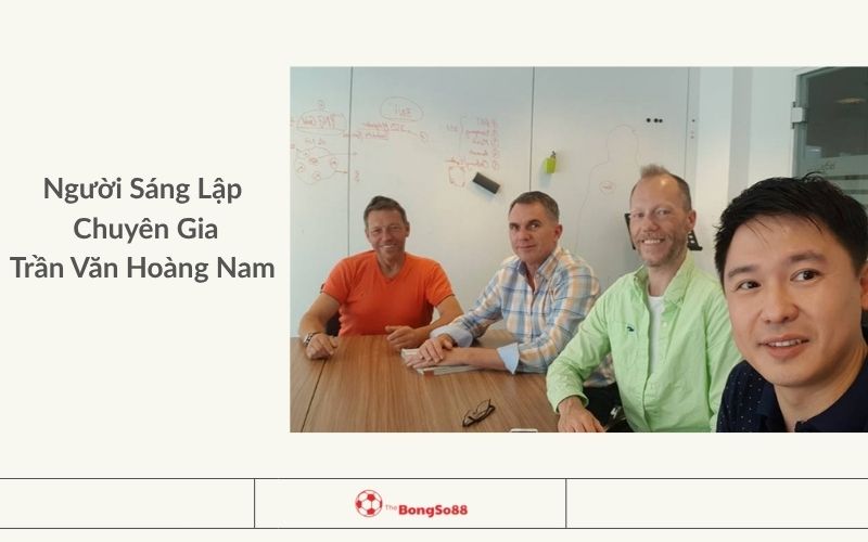 Người Sáng Lập Chuyên Gia Trần Văn Hoàng Nam và các cộng sự trong một buổi họp văn phòng.