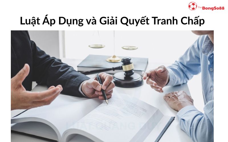 Luật sư tư vấn cho khách hàng về luật áp dụng và giải quyết tranh chấp, với búa thẩm phán và cân công lý trên bàn.